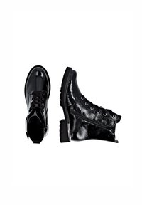 Bottines en cuir verni noir avec un bout rond, un laçage à l'avant et une finition texturée. Semelle noire épaisse avec un accent argenté au talon.