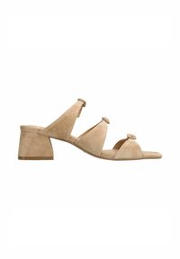 Beige suede sandaal met een lage blokhak, voorzien van twee brede banden en ronde accenten aan de voorkant. Gladde textuur, casual ontwerp.