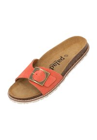 Koraalkleurige slide-sandaal met een gestructureerde band en een ronde metalen gesp, een gevoerd voetbed en een duurzame, gemusterde buitenzool.