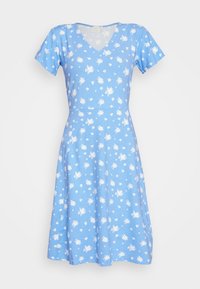 Vestido azul claro feito de um tecido suave, com mangas curtas e decote em V. Decorado com pequenos padrões florais brancos por toda a parte.