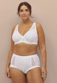 Witte kanten bralette en set met hoge taille slip, voorzien van bloemmotieven, doorschijnende panelen en golvende randen. Gladde textuur.