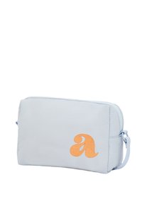 Ljusblå tygpåse med dragkedja, prydd med ett orange broderat bokstav "a" på framsidan och ett sidoremm för bärande.