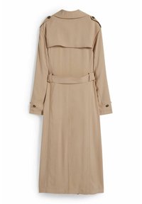 Beżowy płaszcz trench z długimi rękawami, paskiem i naramiennikami. Gładki, lekki materiał o średniej długości i rozcięciu z tyłu.