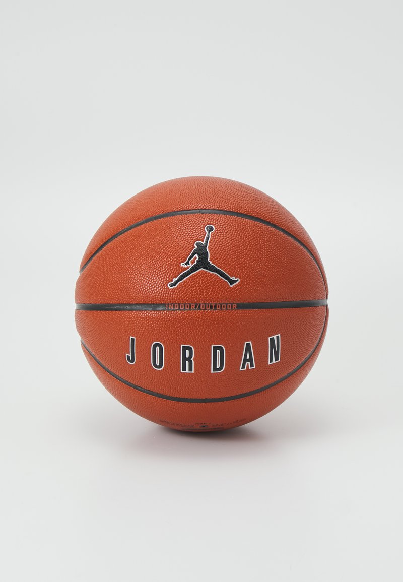 Oranje basketbal met gestructureerd oppervlak, voorzien van een zwart Jumpman-logo en de tekst 'JORDAN'. Ontworpen voor binnen- en buitengebruik.