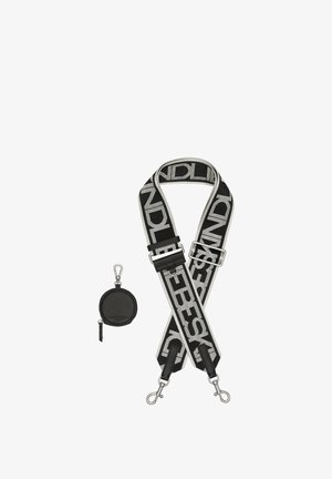 Tracolla per borsa intrecciata in bianco e nero con fibbia regolabile in metallo e clip, e una piccola pochette rotonda in pelle nera con cerniera e clip.