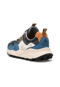 Bunt gefärbter Sneaker mit einer Mischung aus Wildleder- und Mesh-Oberflächen, in einem Design aus Blau, Schwarz, Weiß und Orange, erhöhter Gummisohle und detaillierten Akzenten.