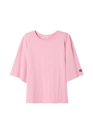 Rožinė medvilninė marškinėliai su trumpomis, plačiomis rankovėmis ir apvalia iškirpte. Rankovėje juodu užrašu "AMERICAN VINTAGE".