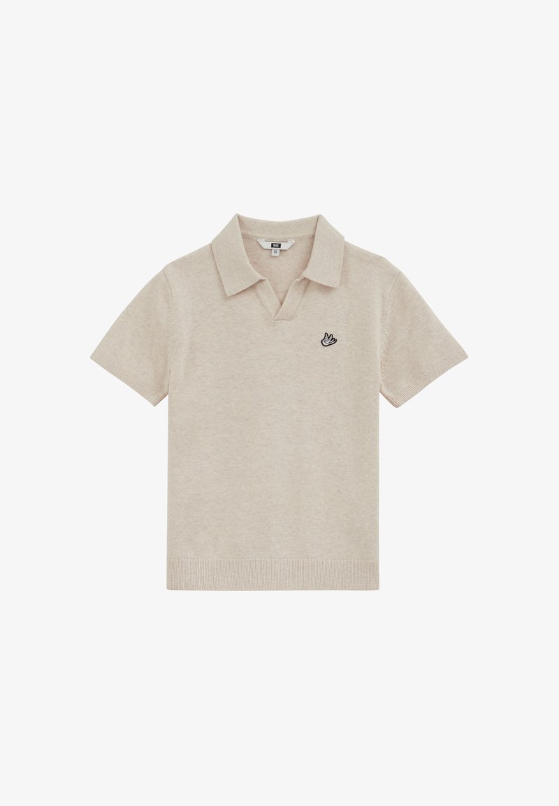 Polo beige en maille à manches courtes avec col et petit logo oiseau brodé noir et blanc sur la poitrine gauche.