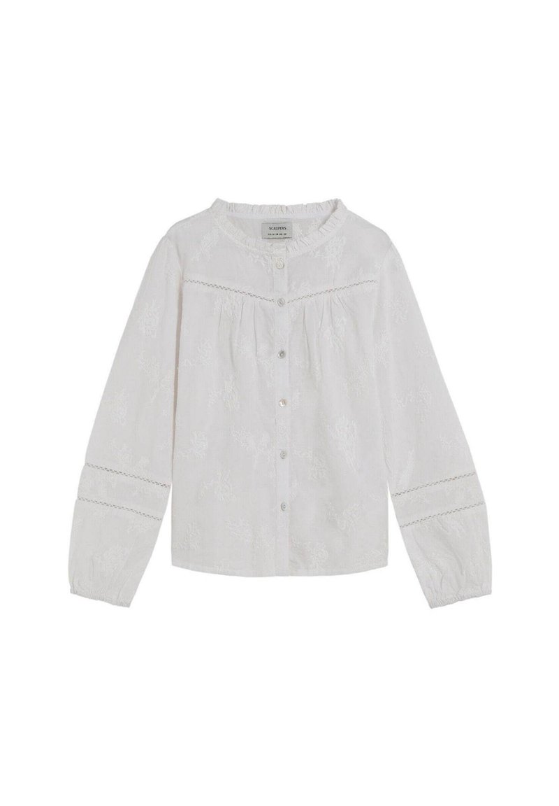 Camisa blanca de botones con un intrincado bordado, mangas largas con puños elásticos y un escote redondo con sutiles detalles de volantes.