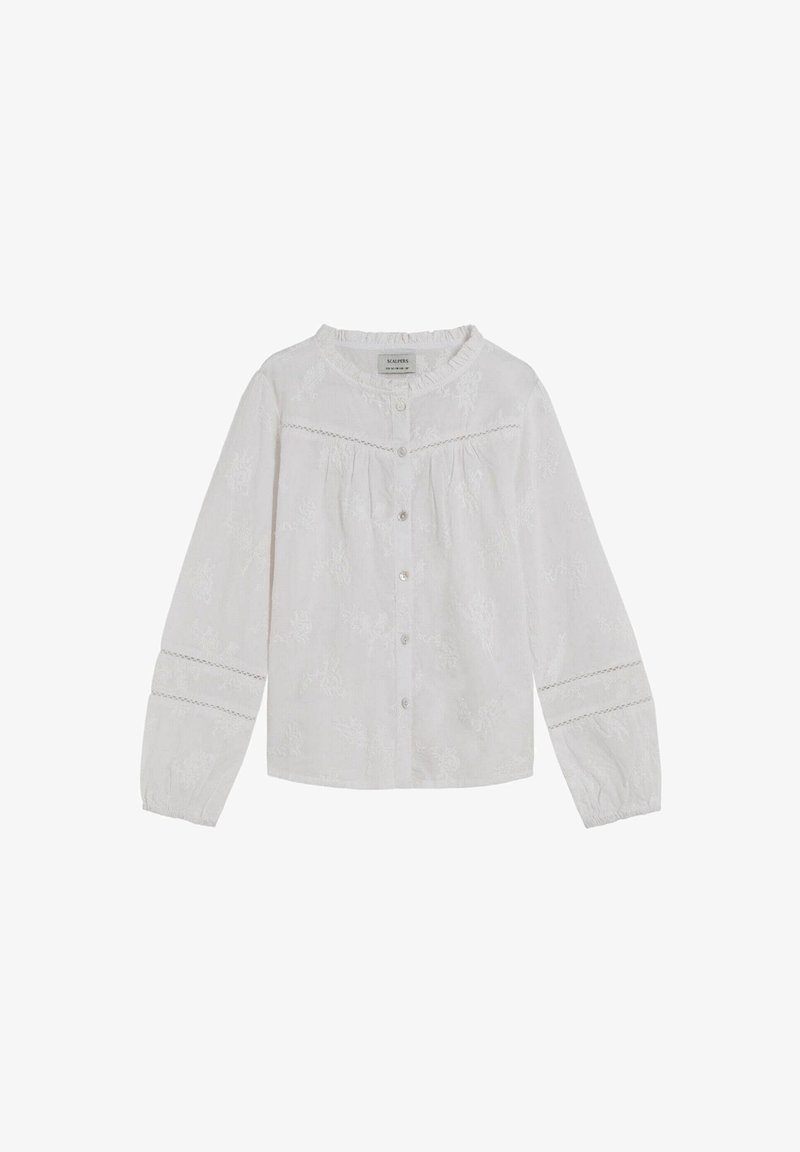 Camisa blanca de botones con un intrincado bordado, mangas largas con puños elásticos y un escote redondo con sutiles detalles de volantes.