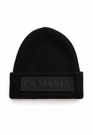 Czarna dzianinowa czapka beanie z prążkowaną teksturą. Posiada poziomy czarny naszywka z wytłoczonym napisem "LA MANIA."