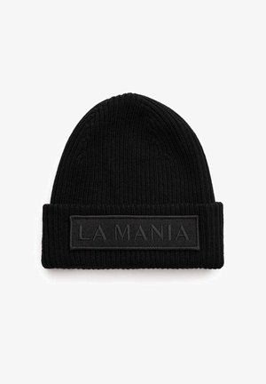 Czarna dzianinowa czapka beanie z prążkowaną teksturą. Posiada poziomy czarny naszywka z wytłoczonym napisem "LA MANIA."