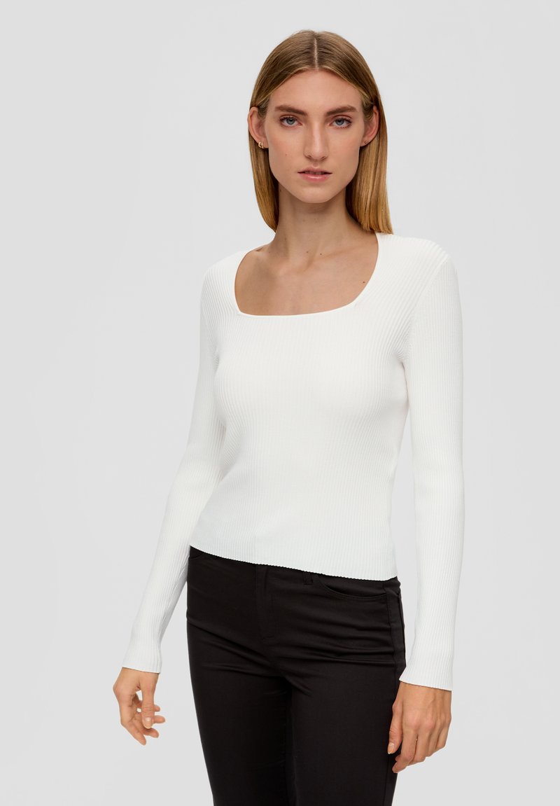 Witte geribbelde lange mouwen top met een vierkante halslijn, aansluitend ontwerp en een gladde textuur, gecombineerd met zwarte broek. Eenvoudige en moderne stijl.
