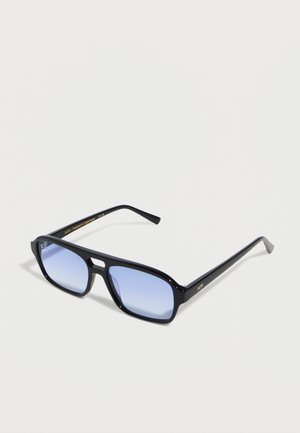 Lunettes de soleil rectangulaires noires avec des verres dégradés bleus et une monture fine, présentées en angle sur un fond blanc.