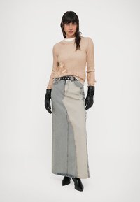 MM6 Maison Margiela CREWNECK - Džemperis - camel/chalk