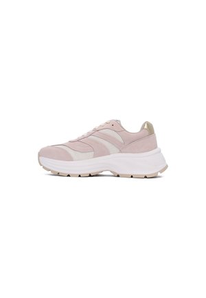 Sneaker in suede rosa chiaro con pannelli in rete bianchi, lacci crema e suola in gomma beige; presenta un'accademia dorata metallica sul tallone.