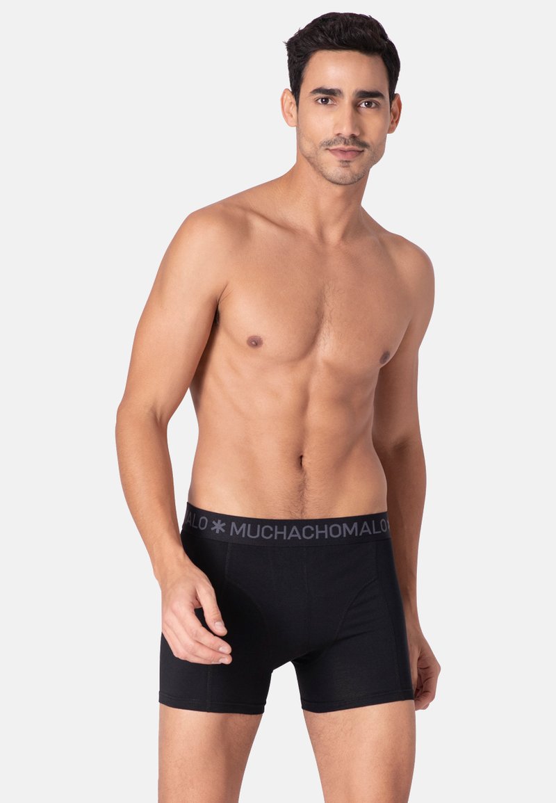 Czarne bokserki wykonane z miękkiego materiału, z szarym pasem z logo "MUCHACHOMALO" i dopasowanym krojem.
