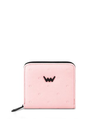 Rosa Lederbrieftasche mit strukturierter Oberfläche und eingeprägten Punkten. Logo in Schwarz auf der Vorderseite. Reißverschluss mit schwarzer Beschlägen.