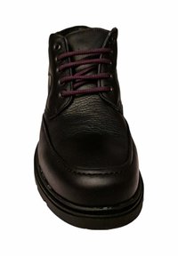 Botas de cuero negro hasta el tobillo con un acabado texturizado, que presentan cordones morados, puntera redonda y una suela de goma gruesa.
