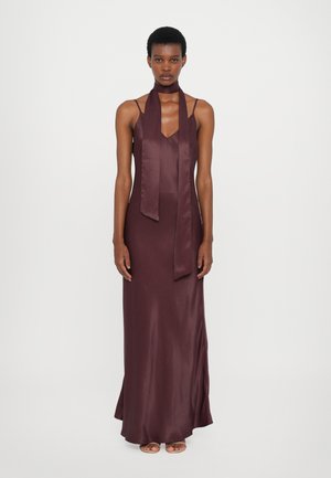 Satin bordo haljina s dubokim V izrezom i dugim, labavim trakama oko vrata. Dizajn je elegantan, s prilagođenim tijelom i lepršavom suknjom.