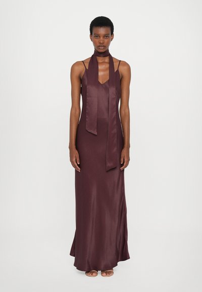 Abito in satin bordeaux con scollatura a V profonda e lunghe cravatte che cadono al collo. Il design è elegante, con un corpetto attillato e una gonna fluente.