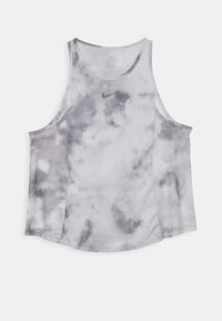 Canotta tie-dye grigia e bianca realizzata in leggero tessuto Dri-FIT. Presenta ampî fori alle braccia e un collo rotondo con un logo discreto.
