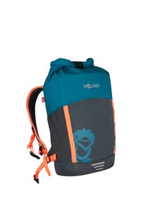 Sac à dos teal et gris avec une fermeture roulée, des bretelles orange et un graphique de monstre ludique à l'avant. Comprend un dos en mesh respirant.