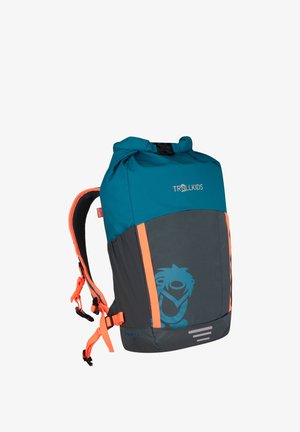 Mochila em azul petróleo e cinza com fecho superior tipo rolo, alças laranja e um gráfico de um monstro divertido na parte da frente. Apresenta costas em malha respirável.