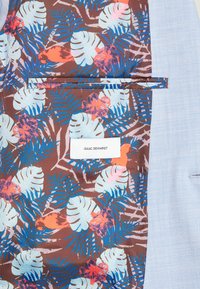Isaac Dewhirst THE FASHION SUIT  - Odijelo - light blue