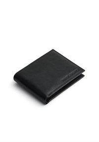 Czarny skórzany portfel o gładkiej fakturze, w układzie bi-fold, z tłoczonym logo, z wieloma kieszeniami na karty i compartmentami.