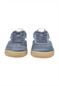 Baskets en daim navy et bleu clair avec des rayures blanches. Bout rond, design à lacets plat, semelle en caoutchouc gomme et dessus texturé.