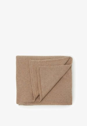 Beżowy wełniany koc, starannie złożony. Charakteryzuje się miękką teksturą i delikatnym ściegiem brzegowym, zapewniając ciepło i klasyczny wzór.