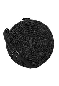 Borsa tonda intrecciata nera, realizzata in materiale corda, con una base piatta e una singola tracolla in pelle regolabile.