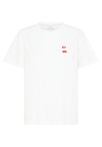 Weißes Baumwoll-T-Shirt mit kurzen Ärmeln, das ein kleines rotes Kirschgrafik auf der linken Brust zeigt. Schlichtes Design und reguläre Passform.