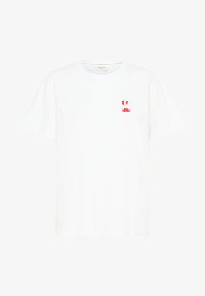 Bijela pamučna majica s kratkim rukavima, s malim crvenim grafičkim motivom trešnje na lijevoj strani prsiju. Jednostavan dizajn i regularnog kroja.