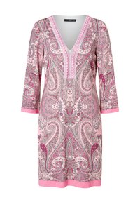 Rosa Paisleydress mit V-Ausschnitt, drei Viertel Ärmeln und filigranen Mustern, ergänzt durch einen einfarbigen rosa Saum und Details entlang des Ausschnitts.