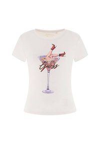 Witte t-shirt met korte mouwen met een afbeelding van een martini glas met benen en rode hoge hakken, versierd met het woord "Guess" in glanzende letters.