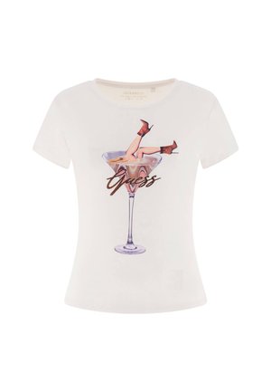 Camiseta blanca de manga corta con un gráfico de una copa de martini con piernas y tacones rojos, adornada con la palabra "Guess" en letras brillantes.
