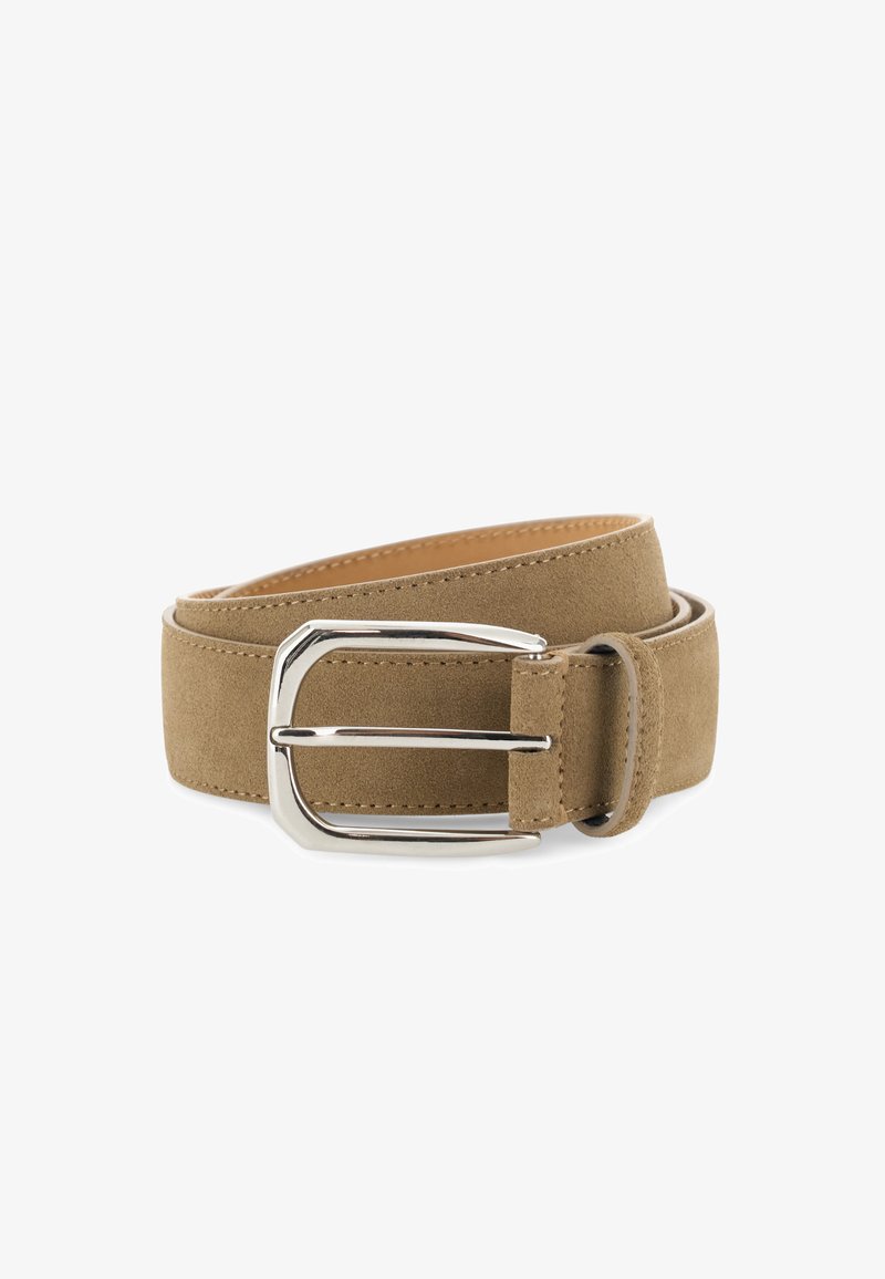 Ceinture en daim marron clair roulée avec une boucle métallique argentée sur fond blanc.