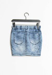 Ljusblå denimminikjol med elastiskt midjeband, har två bakfickor och synliga sömdetaljer. Hänger från en svart krok.