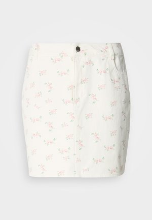 Falda de mezclilla blanca con un estampado floral en rosa y verde, que presenta un cierre frontal de botones y bolsillos laterales. Diseño de longitud corta.