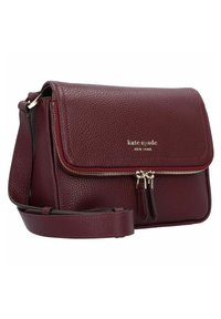 Borsa a tracolla in pelle borgogna con finitura testurizzata, hardware dorato, chiusura con zip, tracolla regolabile e dettaglio del logo impresso.