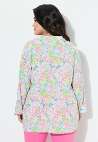 Langarm blouse van lichte stof met een kleurrijk bloemenpatroon in roze, groen en blauwe tinten; ontspannen pasvorm met een kraag.