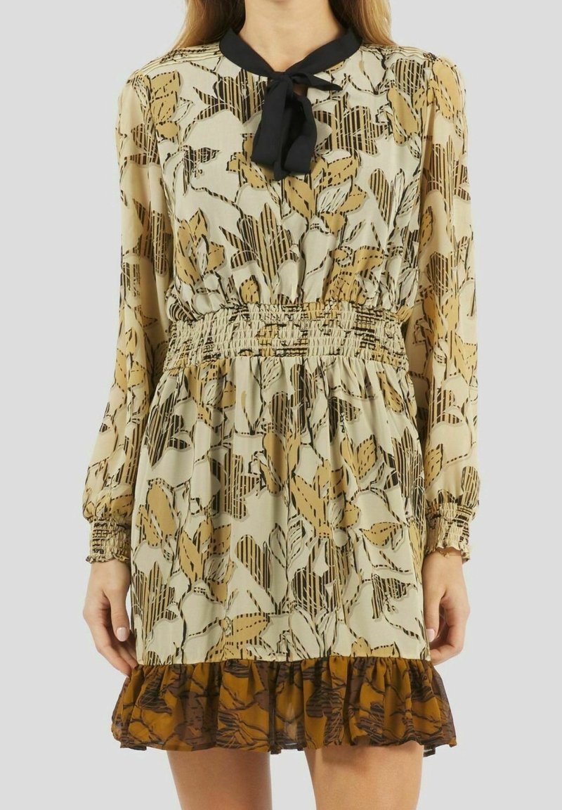 Beiges Blumenkleid mit schwarzen und braunen Blattmustern, langen Ärmeln mit elastischen Bündchen, tailliertem Schnitt, schwarzem Halsband und braunem Rüschensaum.