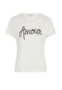 Witte katoenen t-shirt met korte mouwen en een ronde halslijn, met "Amour" geborduurd in zwarte cursieve letters op de voorkant.