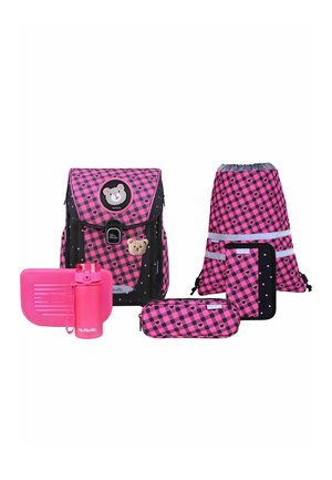 Set di zaino scolastico a quadri rosa e nero con toppe orso, borsa con coulisse, astuccio, pranzo e bottiglia d'acqua disposti su sfondo bianco.