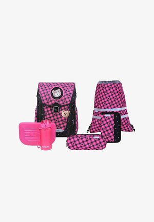 Ensemble de cartable à carreaux rose et noir avec patchs d'ours, sac à cordon, trousse, boîte à déjeuner et bouteille d'eau disposés sur fond blanc.