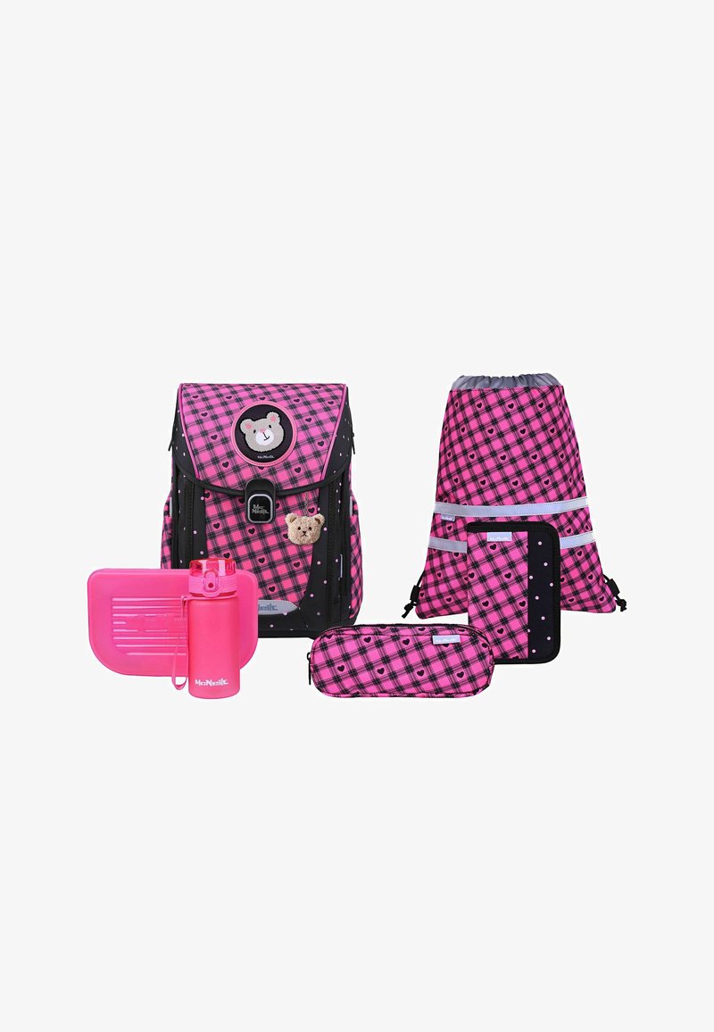 Ensemble de cartable à carreaux rose et noir avec patchs d'ours, sac à cordon, trousse, boîte à déjeuner et bouteille d'eau disposés sur fond blanc.