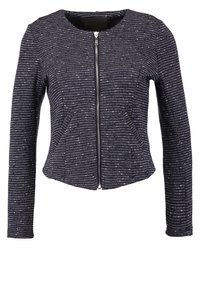 Jas met een ronde hals, ritssluiting aan de voorkant, gemaakt van donkere stof met witte lijnpatronen, voorzien van twee voorzakken en een getailleerde pasvorm.