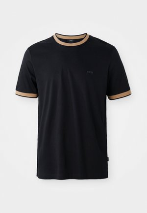 T-shirt noir avec col et poignets en cote beige contrastés. Présente un logo discret sur la poitrine et des fentes latérales au niveau de l'ourlet.